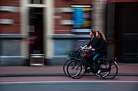 Zwei Frauen auf Fahrrädern.