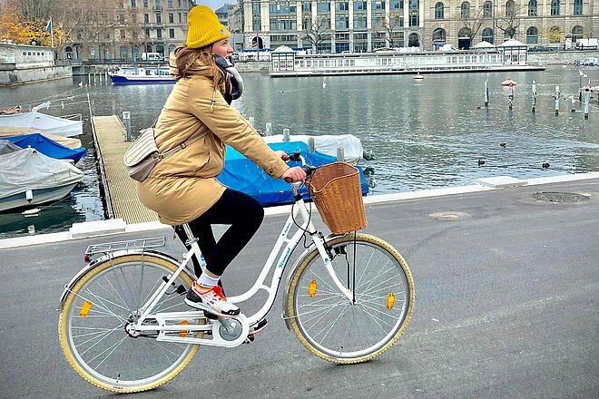 Schwangere Frau auf Velo am Seeufer