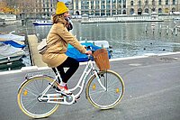 Schwangere Frau auf Velo am Seeufer