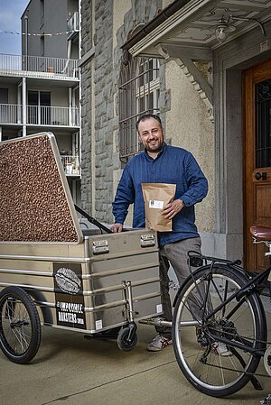 Die Stiftung AKS fördert Lastenvelos in der Innenschweiz: Mann mit E-Cargobike.