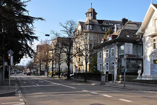 Mehrspurige Bellerivestrasse im Zürcher Seefeldquartier.