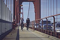 Zwei Radfahrer fahren über die Golden Gate Bridge