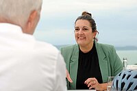 Zwei Personen sitzen an einem Tisch.