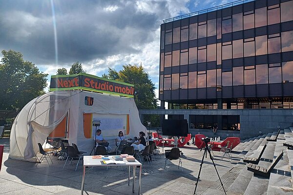 Mit Hilfe des Studio Mobil wird die Stadtentwicklung am Ort des Geschehens erfahrbar.