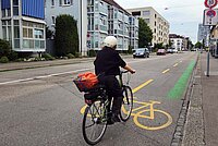 Eine Radfahrerin auf einem Radweg. 
