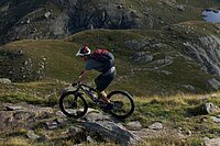 Bike gehört in der Schweiz zu den beliebtesten Sportarten. Das schlägt sich auch in den Unfallzahlen nieder. Mann fährt mit Bike auf Trail in den Bergen. 