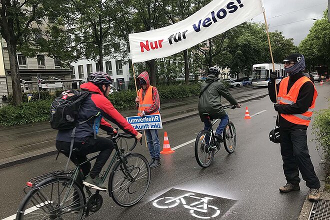 Umverkehr hat im Mai 2020 eine Strasse in der Stadt Zürich in einen Pop-up-Veloweg umgewandelt.