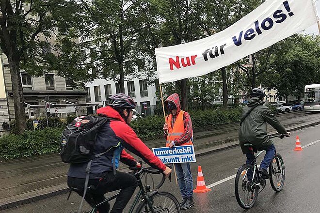Die Aktivisten von Umverkehr verwandelten die Strasse innert 10 Minuten in einen Pop-up-Veloweg. Umverkehr hat im Mai 2020 eine Strasse in der Stadt Zürich in einen Pop-up-Veloweg umgewandelt.