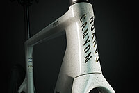 Steuerrohr eines Rennrads. Der Hintergrund ist schwarz. Auf dem Rennrad steht die Aufschrift Canyon.