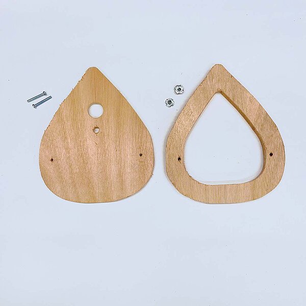 Holzbretter und Schrauben.