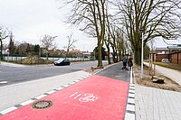 Radwege, Trottoirs und Autostrassen erlauben verschiedene Typen der Mobilität.