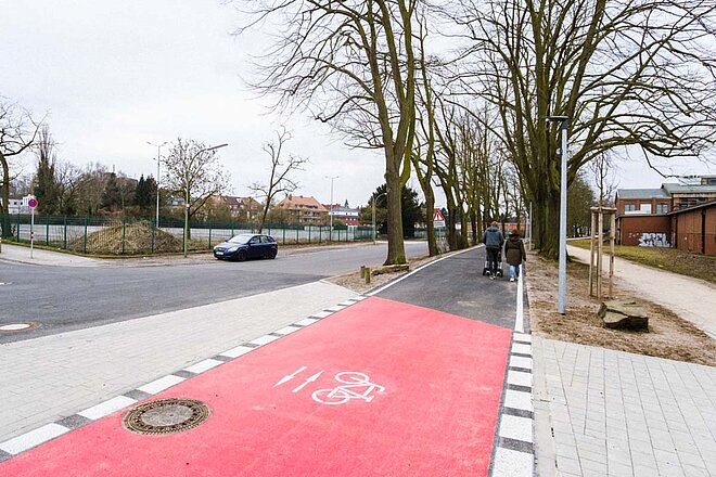 Radwege, Trottoirs und Autostrassen erlauben verschiedene Typen der Mobilität.
