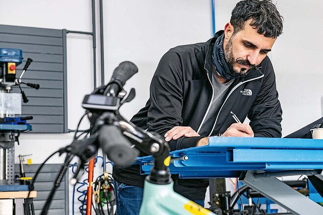 Im Praxistest bewerteten zehn Fahrerinnen und Fahrer die E-Bikes. Günstige E-Bikes im Test: Nicht alle sind gut.