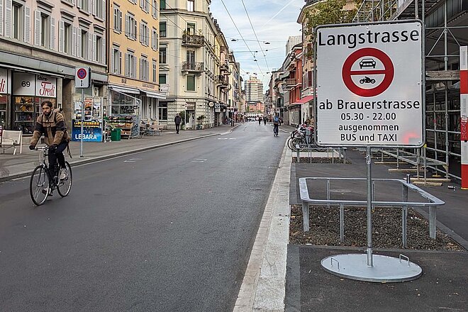 Mit dem Velo ist die Langstrasse nun durchgehend in beide Richtungen befahrbar. Autofreie Langstrasse Zürich. Mehr Platz für Velos.