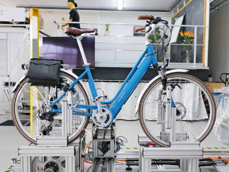 Auf dem Rollenprüfstand wurde zusammen mit dem TCS die Motorleistung der günstigen E-Bikes überprüft.