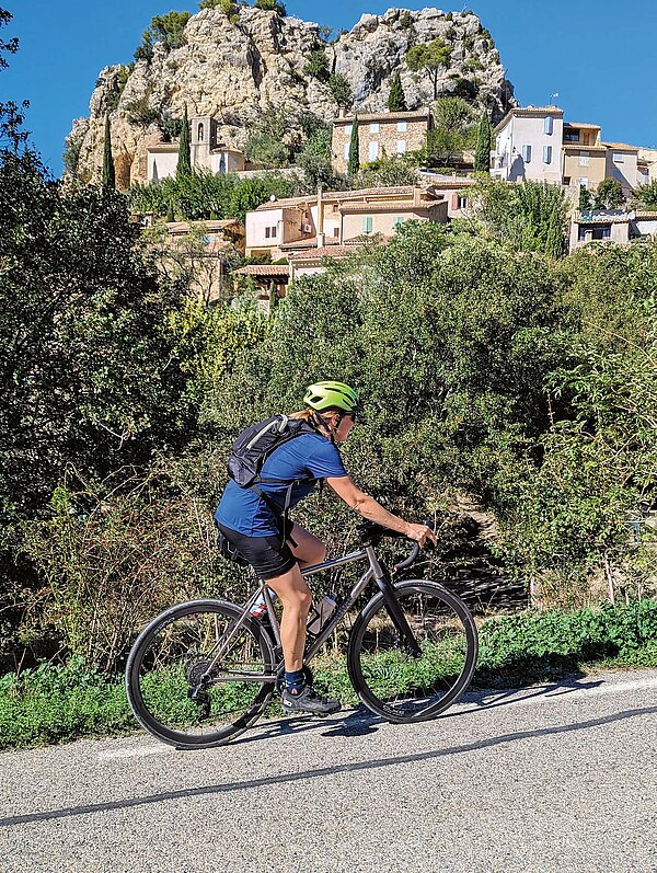 Ein Radfahrer an einem Aufstieg.
