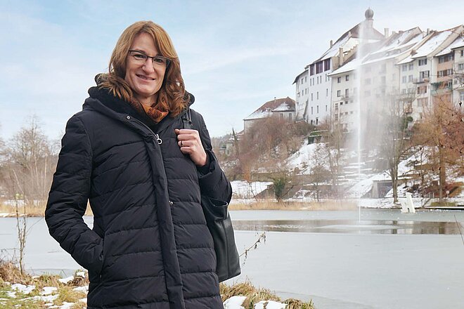 Prof. Dr. Maike Scherrer ist Dozentin und Projektleiterin am Institut für nachhaltige Entwicklung
der ZHAW sowie Privatdozentin an der Universität St. Gallen (HSG). Eine Frau mit Winterjacke steht vor einem Teich