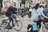 Das Astra hat einen Veloknigge herausgegeben. Strassenkreuzung mit vielen Personen auf Fahrrädern.