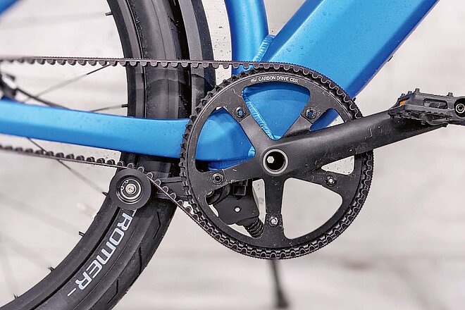 Nahaufname, die den Riemenantrieb eines E-Bikes von Stromer zeigt