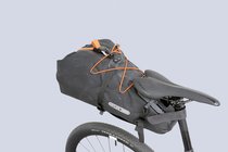 Bikepacking liegt im Trend. Bikepacking-Satteltasche, die an einem Sattel befestigt ist. 