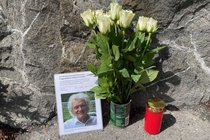 Gendenfahrt Hanspeter Guggenbühl. Ein Foto, ein Strauss weisser Rosen und eine Grabkerze stehen an einem Unfallort.