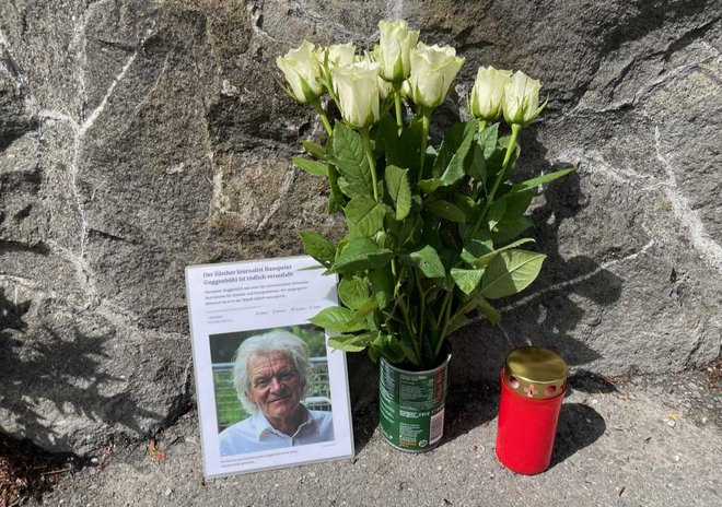 Gendenfahrt Hanspeter Guggenbühl. Ein Foto, ein Strauss weisser Rosen und eine Grabkerze stehen an einem Unfallort.