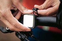 Seit 1. April 2022 benötigen alle E-Bikes in der Schweiz auch am Tag ein Licht. 