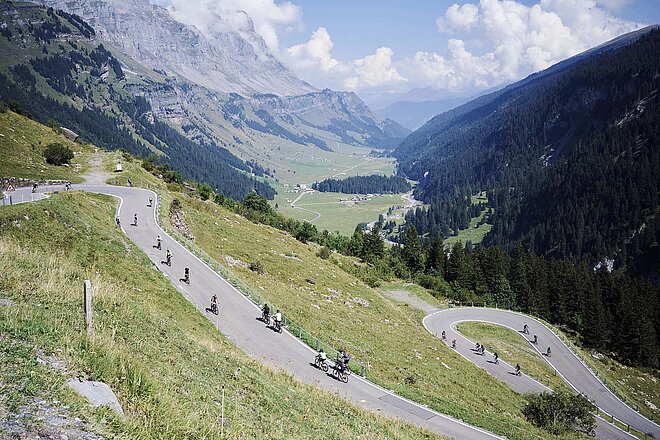 Klausen Monument 2024. Velos auf einer Passstrasse.