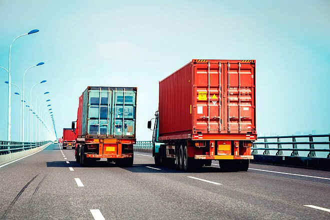 Merida Fahrräder Diebstahl. LKWs mit Containern auf einer Strasse.