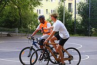 Zwei Teilnehmende von «Friends on bikes» in Aktion.
