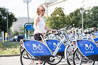 Frau mit Next Bike