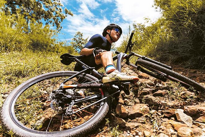 Das neue Flawa Debrisoft Wundreinigungs-Pad ermöglicht die einfache, sanfte und nahezu schmerzfreie Reinigung von oberflächlichen Schürf- und Schnittwunden. 