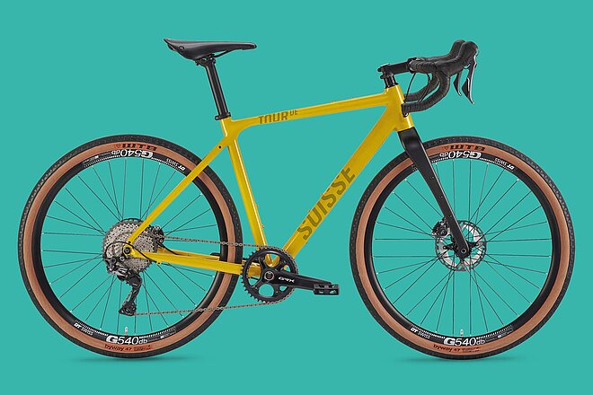 Gravelbike vor blauem Hintergrund.