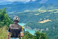 Velotour Ligurische Küste. Ein Radfahrer blickt in ein Tal hinunter.