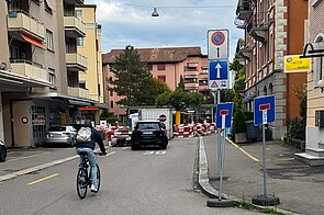 Verbotstafeln auf einer Strasse in Zürich..