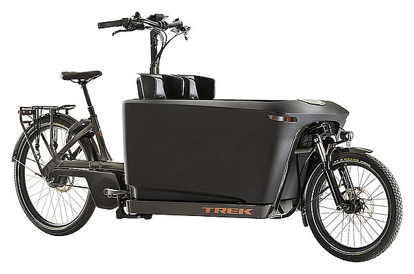 Trek Fetch Cargobikes. Schwarzes Cargobike mit Transportbox und Kindersitzen. 