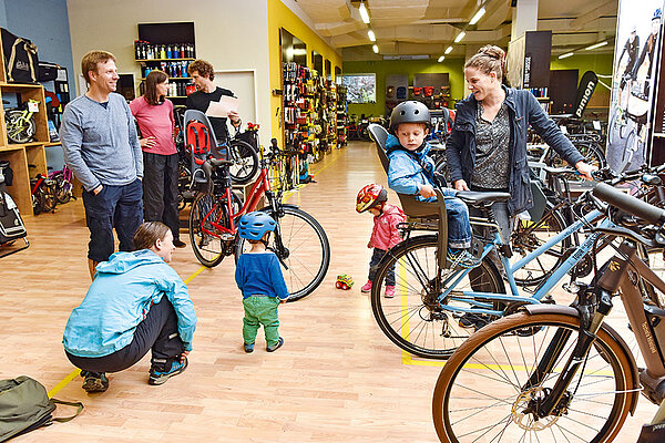 Die Kinder halten sich bei Laune, die Eltern prüfen.
Die Kinder halten sich bei Laune, die Eltern prüfen.