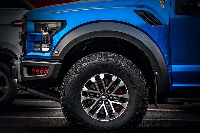 Ford will Autolenker per App vor Velos und Personen zu Fuss warnen. SUV von Ford.