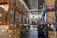 Warum sind die Lager der Velohändler voll. Lagerhalle mit Hochlagern.