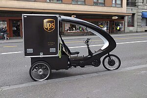 Pro Velo sieht viel Potenzial für Cargobikes in der Schweiz. Lastenrad von UPS steht auf einer Strasse parkiert. 