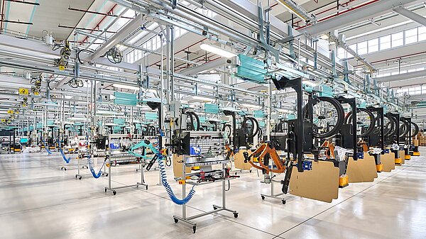 Binachi Fahrradfabrik Italien. Montagelinie für Fahrräder in einer Fabrik.
