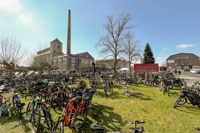 Fahrräder auf einer Wiese an der Cyclingworld Europe in Düsseldorf..