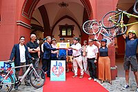 Mitglieder des Initiativkomitees posieren im Basler Rathaus.