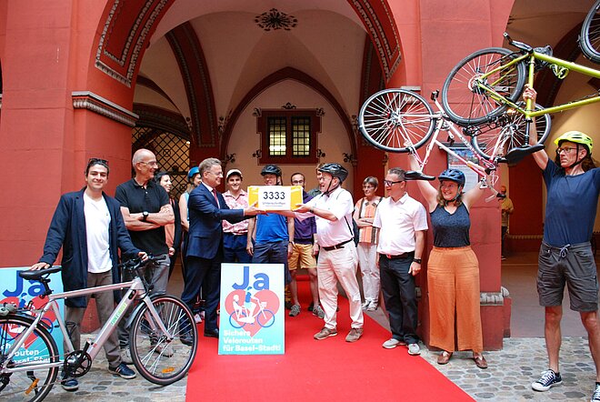 Mitglieder des Initiativkomitees posieren im Basler Rathaus.