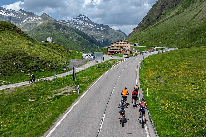 Velofahrer auf einer Passstrasse