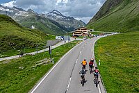 Velofahrer auf einer Passstrasse