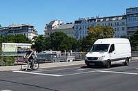 Österreich führt Mindestabstand für das Überholen von Velos ein. Ein Mann fährt in Wien mit dem Fahrrad.