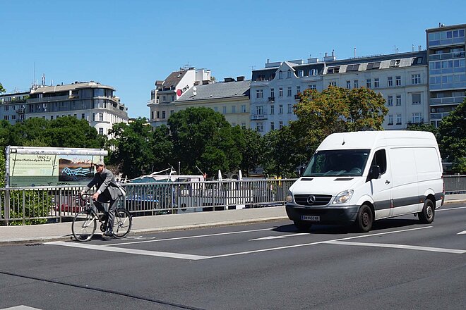 Österreich führt Mindestabstand für das Überholen von Velos ein. Ein Mann fährt in Wien mit dem Fahrrad.