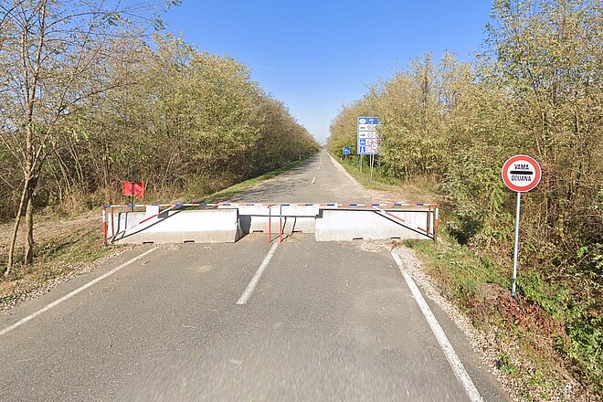 Grenze Rumänien Ungarn nicht einfach überqueren. Strasse mit Zollblockade.