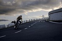 Stromer tritt der Coalition for Cyclist Safety in den USA bei. In Mann fährt mit dem E-Bike auf einer Strasse. Dunkle Wolken am Himmel.